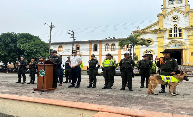 Polic&iacute;a y autoridades locales realizando presentaci&oacute;n del Plan de Seguridad Semana Santa Segura