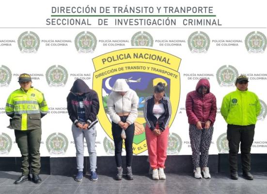 Personas capturadas-policías custodiando