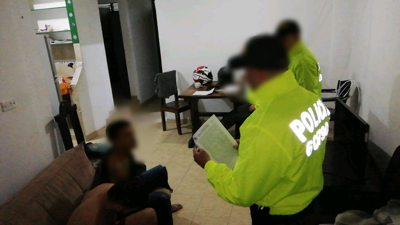 En tres diligencias de allanamiento, fueron capturadas 05 personas e incautadas varias armas de fuego y estupefacientes con la operación Ades.