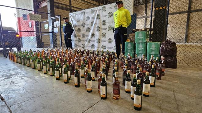 La Policía Fiscal y Aduanera logra la incautación de 443 botellas de licor ilegal en el Centro de Barranquilla