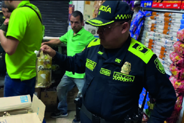 Licor Adulterado y Cajetillas de Cigarrillo de contrabando