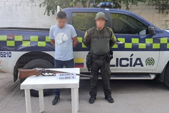 Sujeto llevaba una escopeta camuflada en una motocicleta 