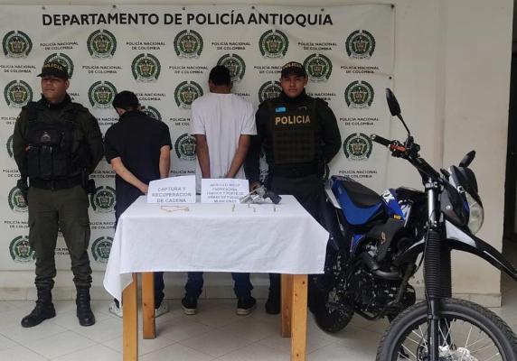 Se les incautó un arma de fuego y una motocicleta
