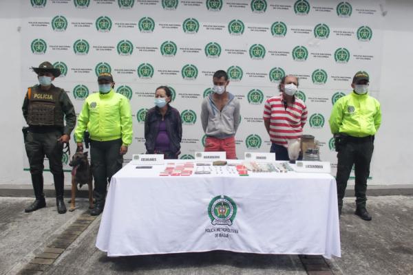 Tres personas fueron capturadas-policías custodiando