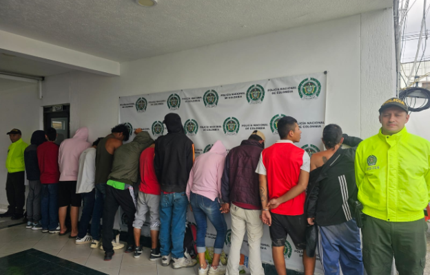 Personas capturadas-policías custodiando