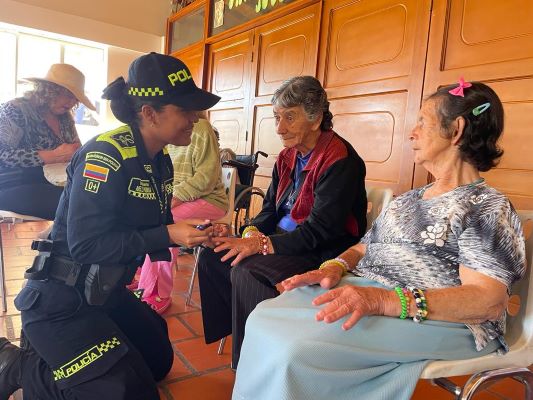 Manicure a nuestros adultos mayores 
