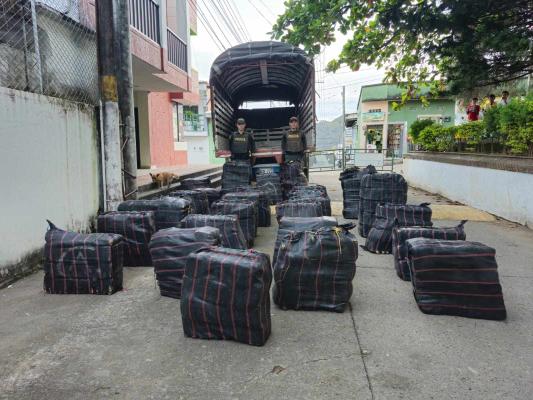 en una vía terciaria fue detenido este vehiculo que contenia los bultos de marihuana