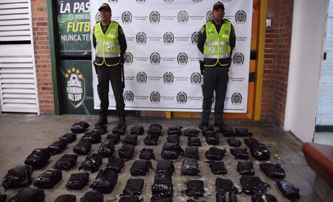 policías custodiando marihuana incautada