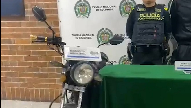 moto con la que escapaban despues de delinquir