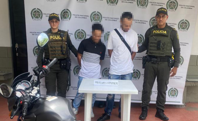 Policías custodian a capturado con motocicleta hurtada en Medellín