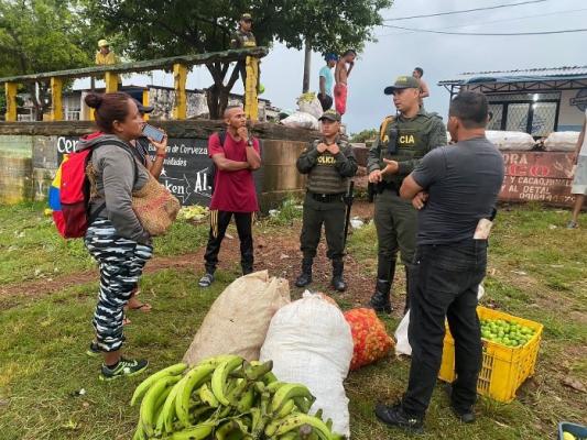 Campesinos,muelle, Policias