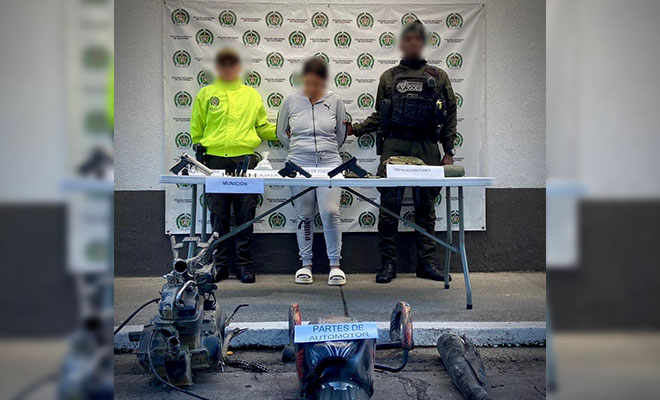 Una mujer es capturada con armas de fuego y estupefacientes en su vivienda