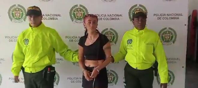 Persona capturada-policías custodiando