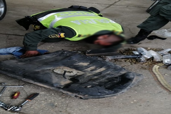 Capturamos a un hombre que transportaba munición en un vehículo de servicio particular