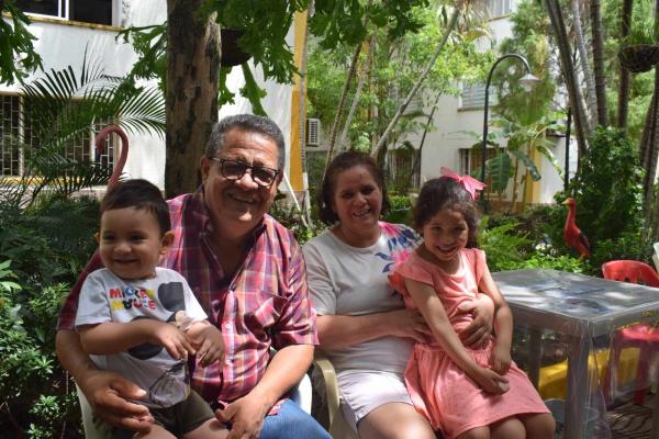 Sus padres hicieron préstamos en el banco para que sus hijos se pudieran formar como policías. 