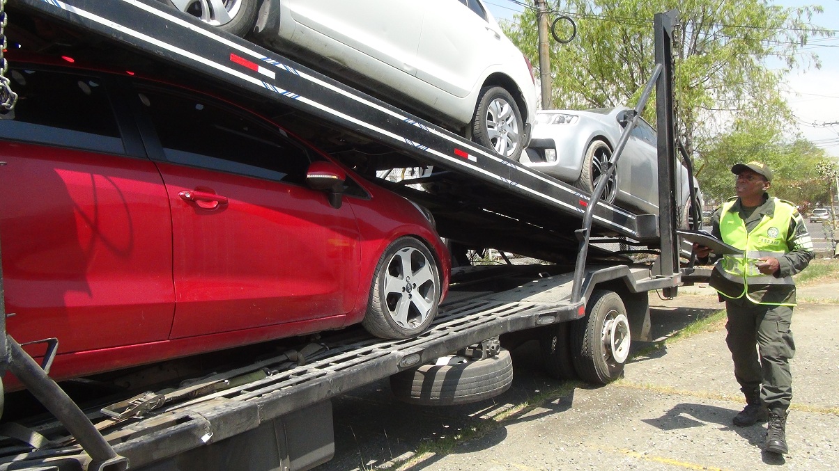Capturados dos hombres que transportaban irregularmente cuatro vehículos que permanecían bajo solicitud de embargo