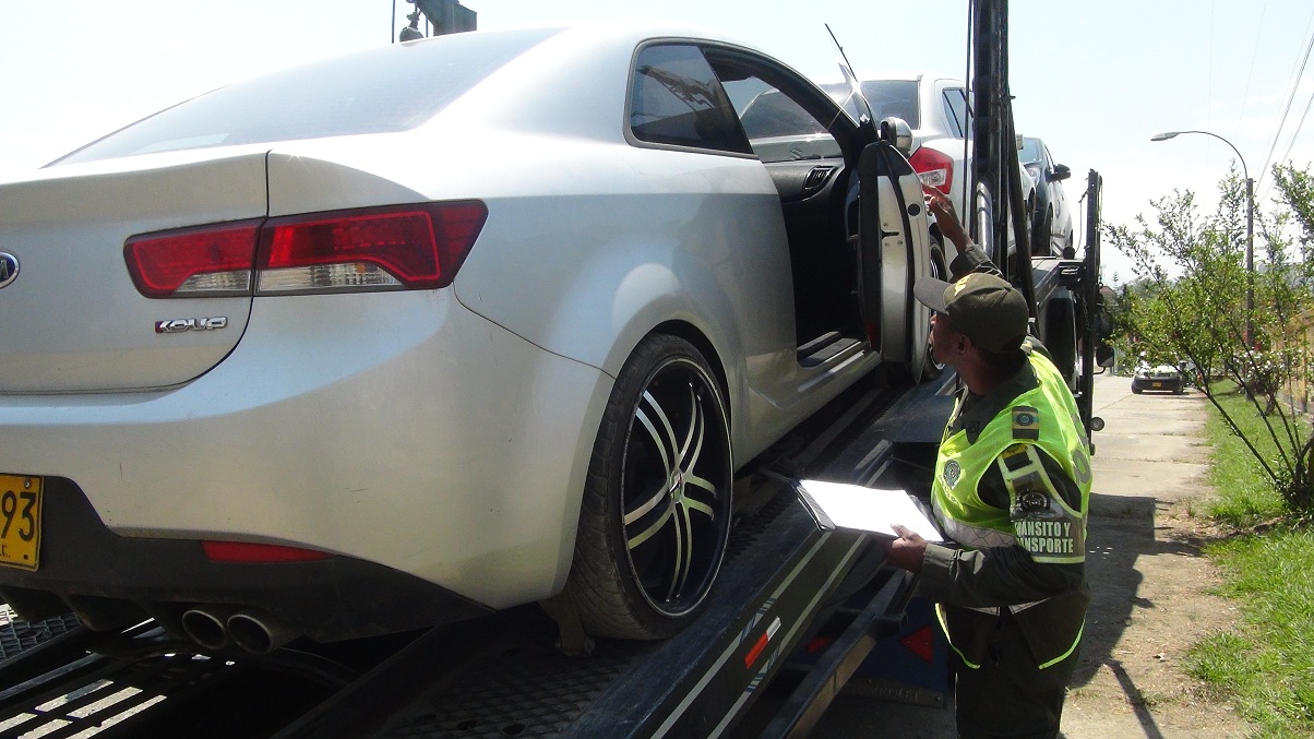 Capturados dos hombres que transportaban irregularmente cuatro vehículos que permanecían bajo solicitud de embargo