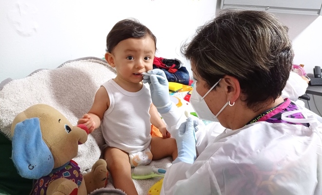 Bebés que fueron internados en cuidados intensivos al nacer cuentan con la Clínica de Alto Riesgo