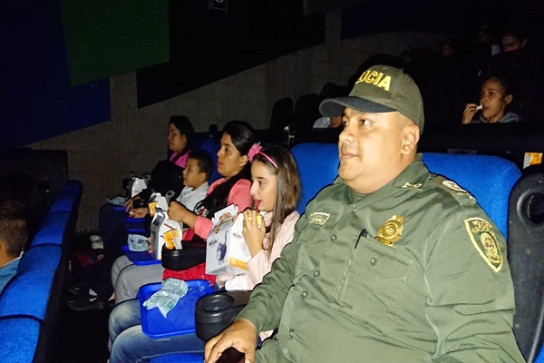 60 niños van a cine por primera vez
