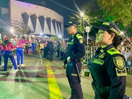 Hombres y mujeres de la Policía desplegados en el recorrido.