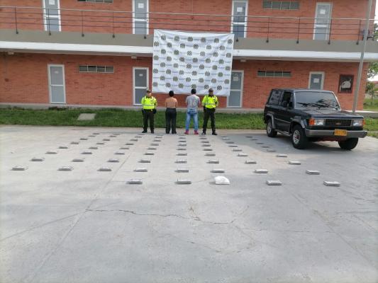 personas capturadas-policías custodiando-vehículo inmovilizado