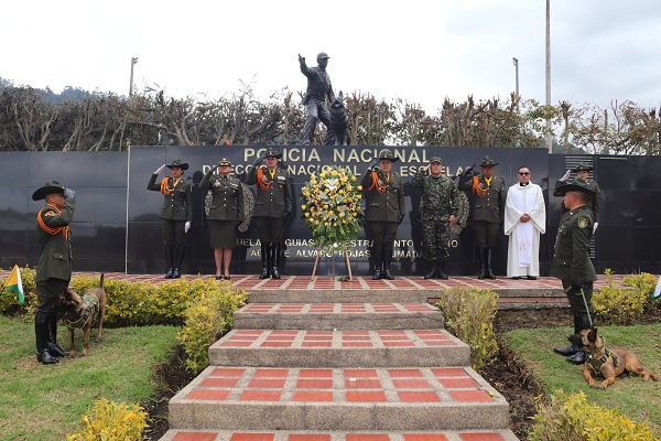 Entrega arreglo floral y misa por los gu&iacute;as caninos  de Colombia y gu&iacute;as caninos ca&iacute;dos en combate