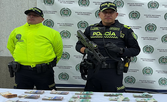 Dos policías con elementos incautados