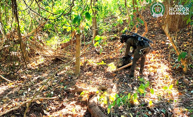 material de guerra incautado-policías custodiando 