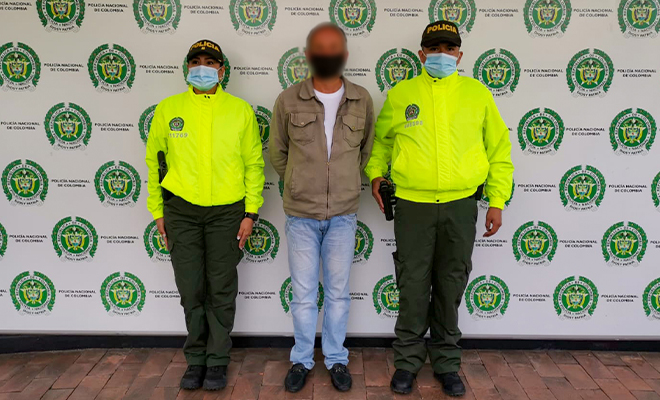 una persona capturada-policías custodiando