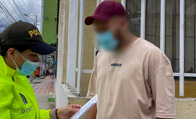 Policía leyendo derechos del capturado