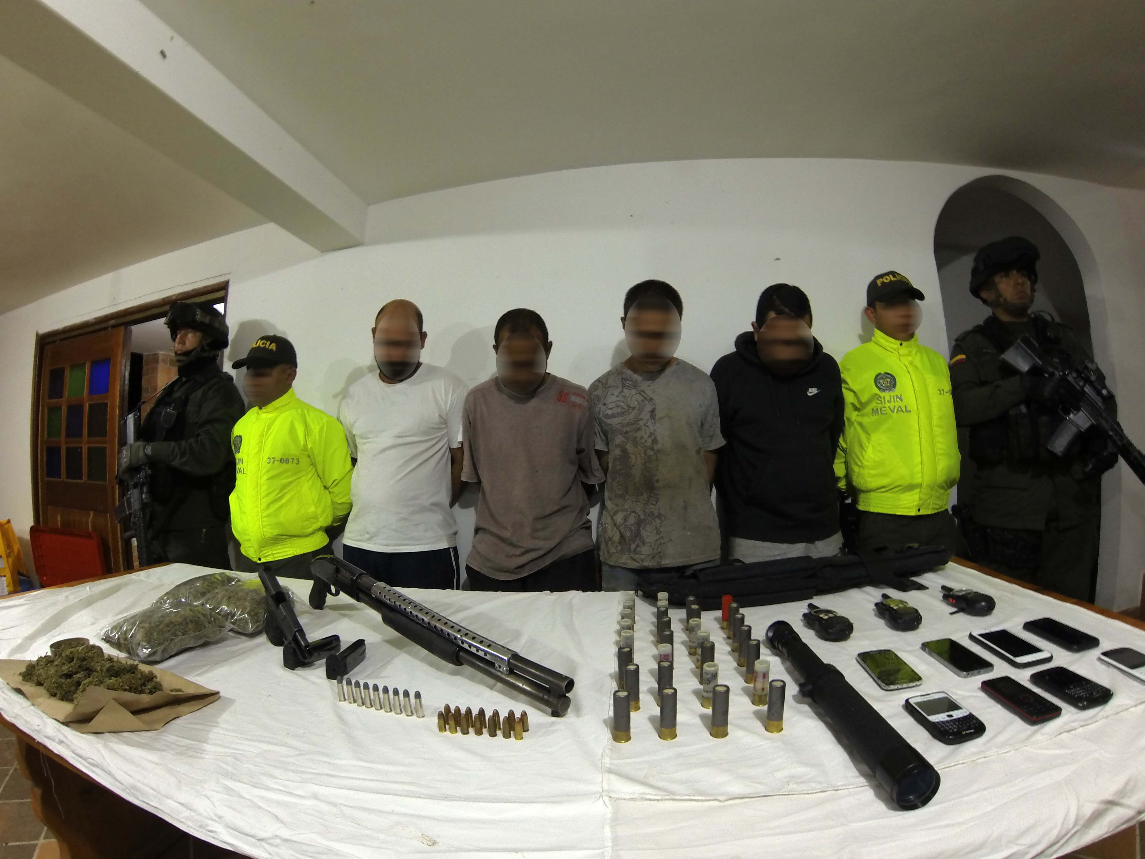 Capturados y elementos incautados en allanamiento en Finca del Peñol Antioquia