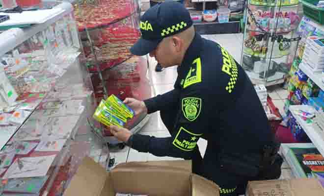 polic&iacute;a revisando art&iacute;culos decomisados