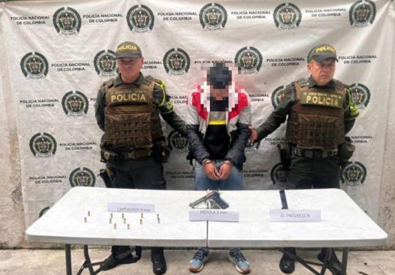 Incautan arma de fuego