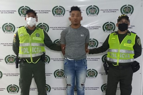 1 persona capturada-policías custodiando