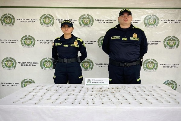 Dos Policías con la incautación de estupefacientes 