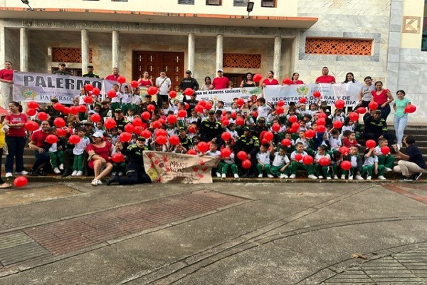Policías y comunidad conmemorando el Día Internacional de las Manos Rojas