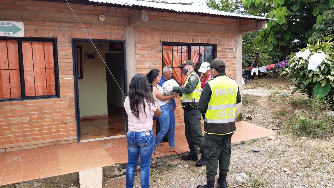Participamos en la entrega de elementos de primera necesidad a familias más necesitadas.