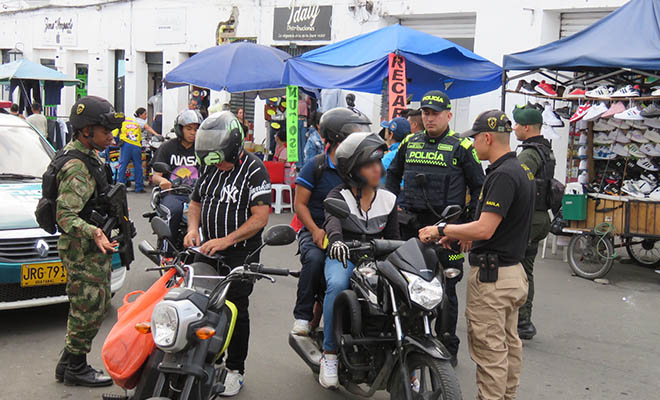 Patrullas combinadas de la Policía Nacional y Ejército Nacional se tomaron las calles de la zona céntrica de la capital caucana