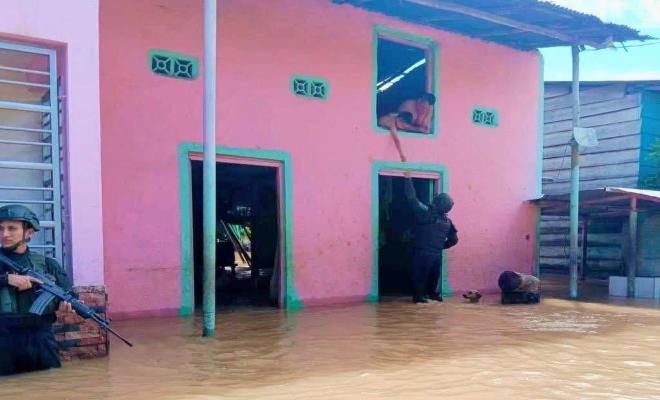 En lugar de patrullas motorizadas, los agentes avanzan a pie, con el uniforme empapado y el alma cargada de compromiso. 