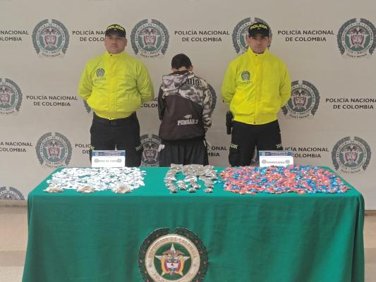 Persona capturada-policías custodiando-elementos incautados