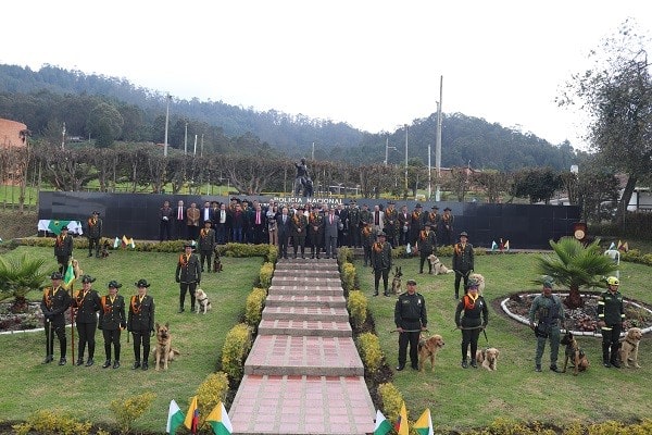 Personal invitado, quienes laboraron en la Unidad resaltando su aporte significativo a la especialidad.