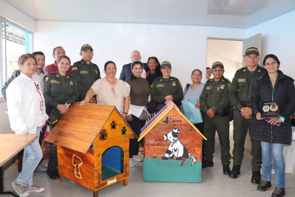 casas fabricadas por las madres cabeza de hogar y docentes de la Escuela de Gu&iacute;as y Adiestramiento Canino y SENA