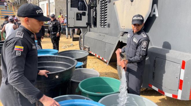 Personal del UNDMO trabajando unidos para entregar agua potable