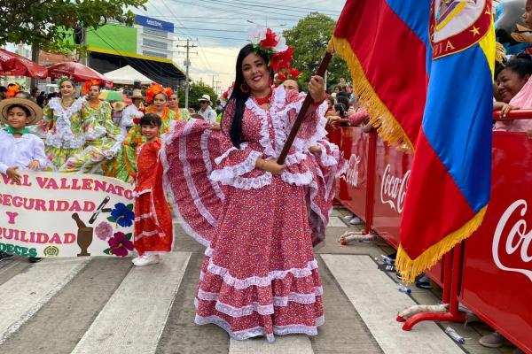 Valledupar recibe a los adultos en desfile de Piloneros  