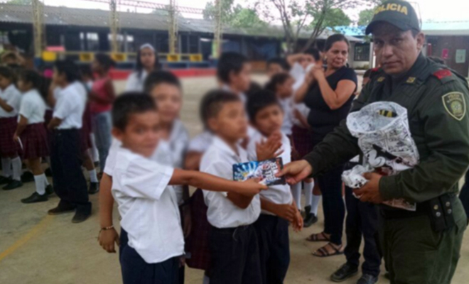 En-plan-desarme-infantes-del-Meta-entregaron-juguetes bélicos-a-cambio-de-cuadernos