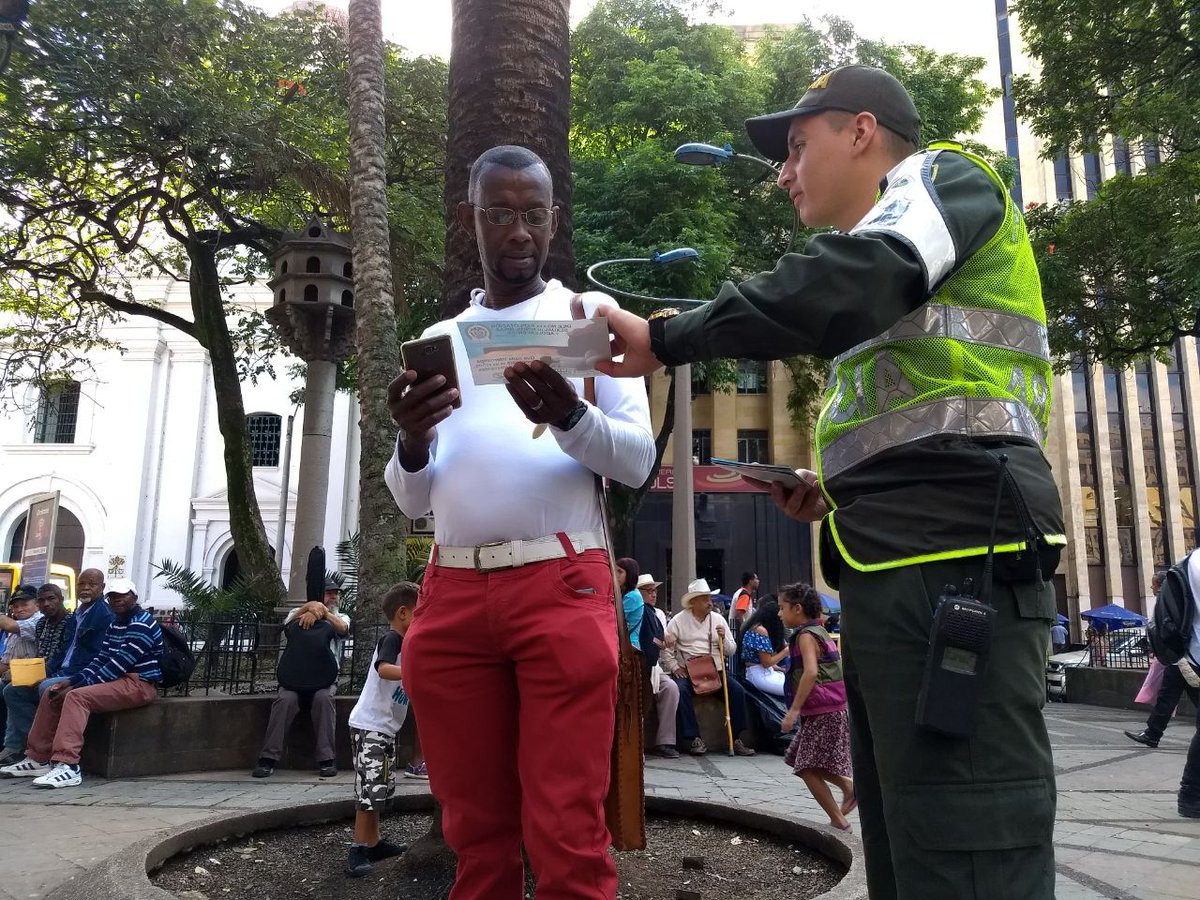 Policía entrega recomendaciones de seguridad a ciudadano en parque del centro de Medellín