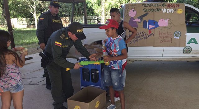 En Cabuyaro-con plan desarme-de la Policía Nacional-“entrega un arma y reclama vida” 