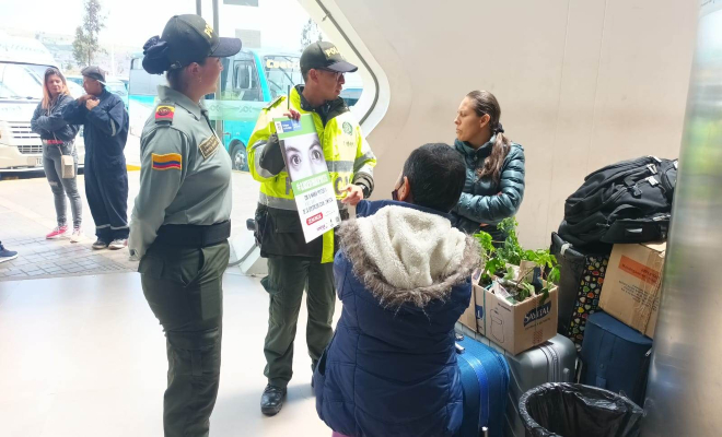 Policías haciendo campañas preventivas