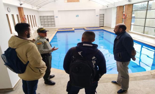 Policías haciendo campañas preventivas