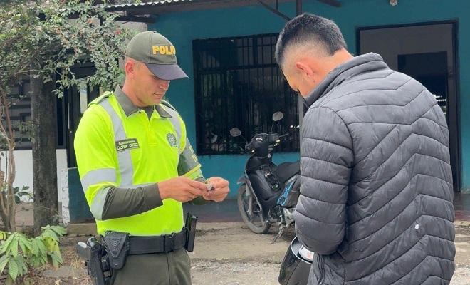 Patrulla de Tránsito realiza registro a un ciudadano 